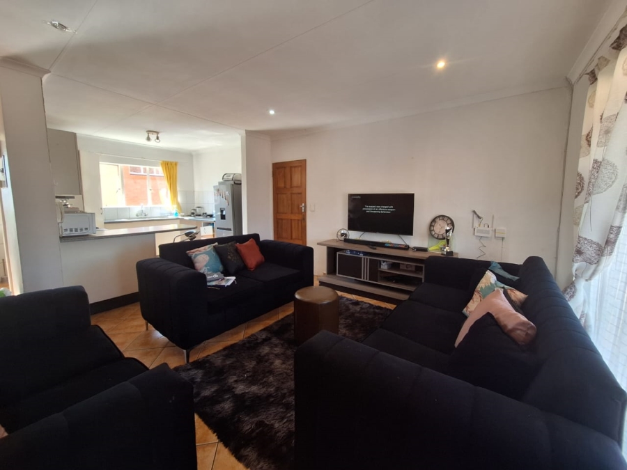 2 Bedroom Property for Sale in Rensburg Gauteng