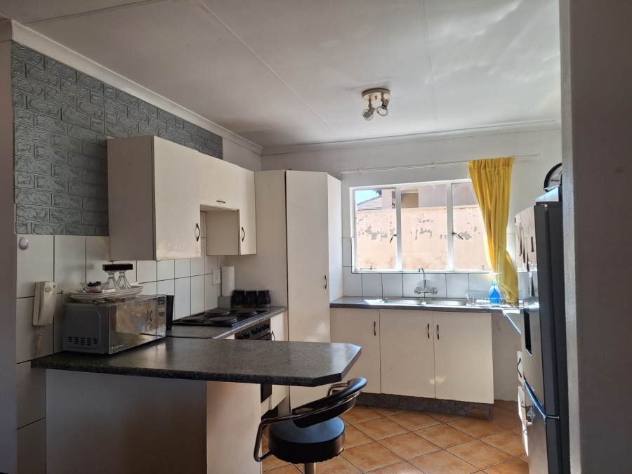2 Bedroom Property for Sale in Rensburg Gauteng