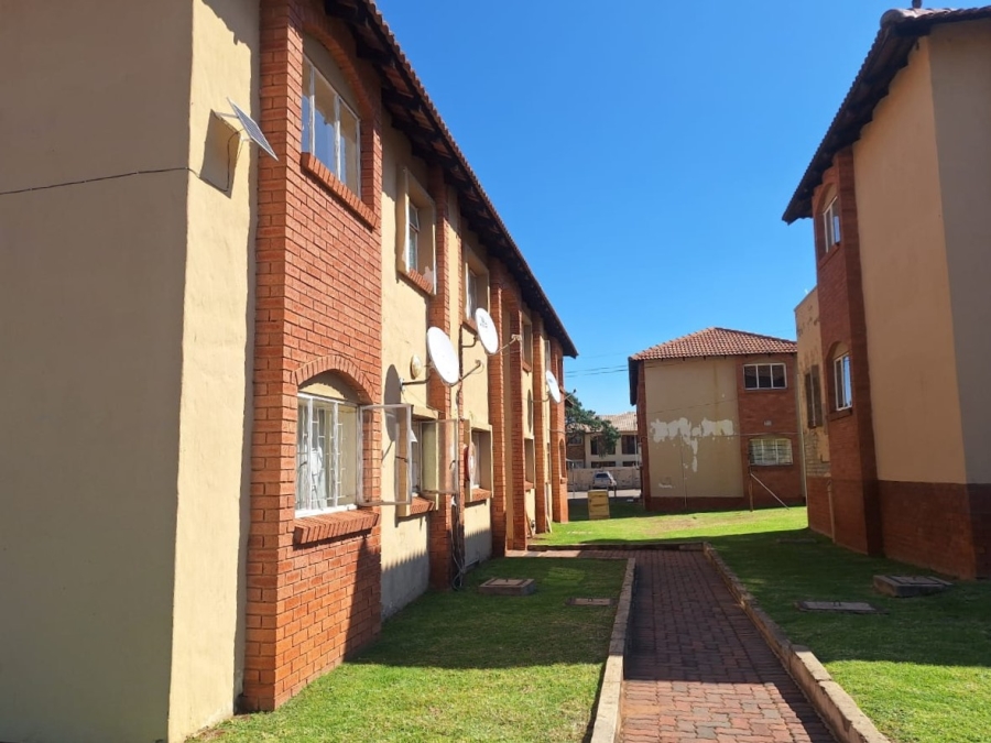 2 Bedroom Property for Sale in Rensburg Gauteng