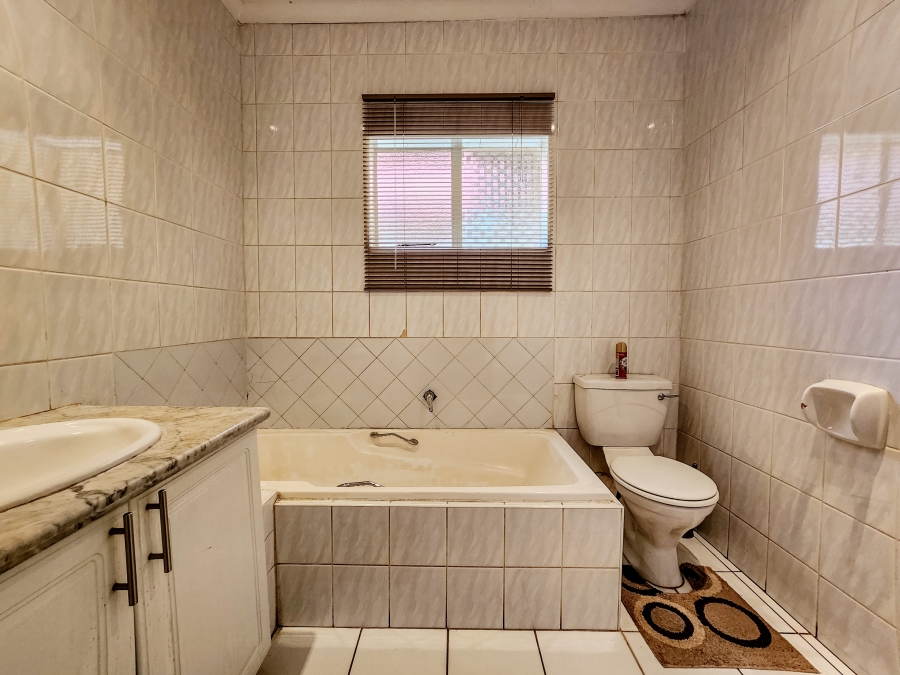 4 Bedroom Property for Sale in Constantia Kloof Gauteng