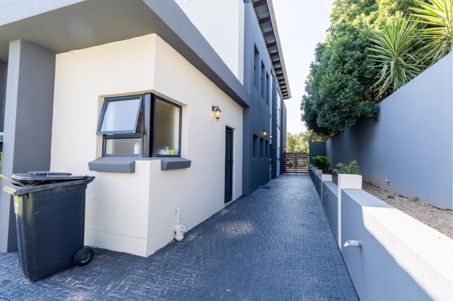 5 Bedroom Property for Sale in Copperleaf Estate Gauteng