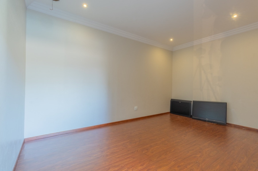 5 Bedroom Property for Sale in Copperleaf Estate Gauteng