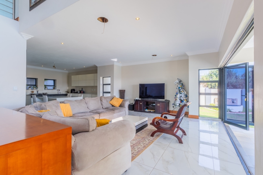 5 Bedroom Property for Sale in Copperleaf Estate Gauteng
