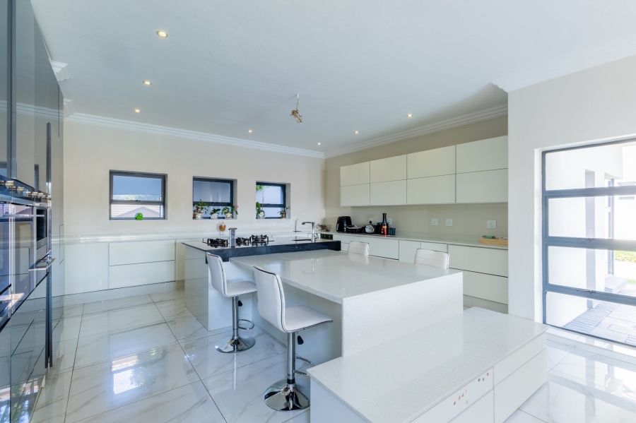 5 Bedroom Property for Sale in Copperleaf Estate Gauteng