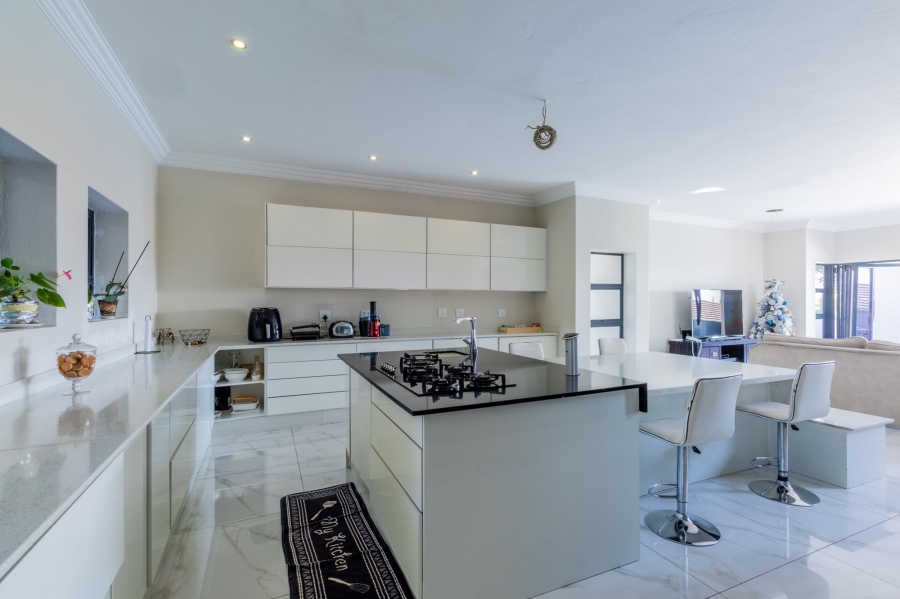 5 Bedroom Property for Sale in Copperleaf Estate Gauteng
