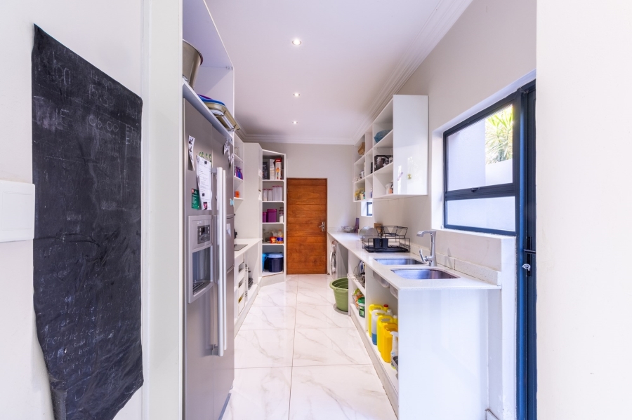 5 Bedroom Property for Sale in Copperleaf Estate Gauteng