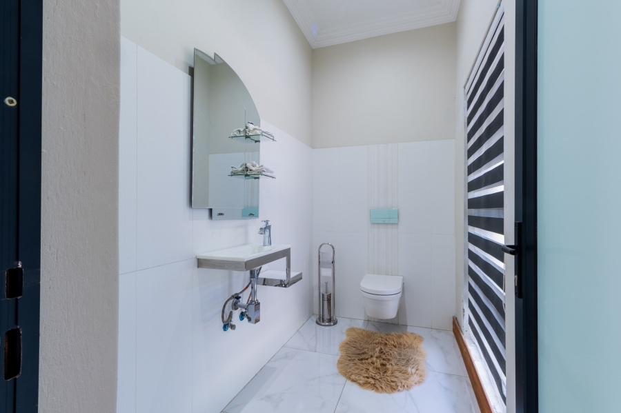 5 Bedroom Property for Sale in Copperleaf Estate Gauteng