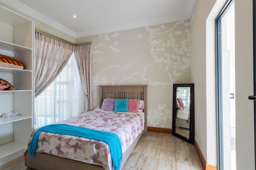 5 Bedroom Property for Sale in Copperleaf Estate Gauteng