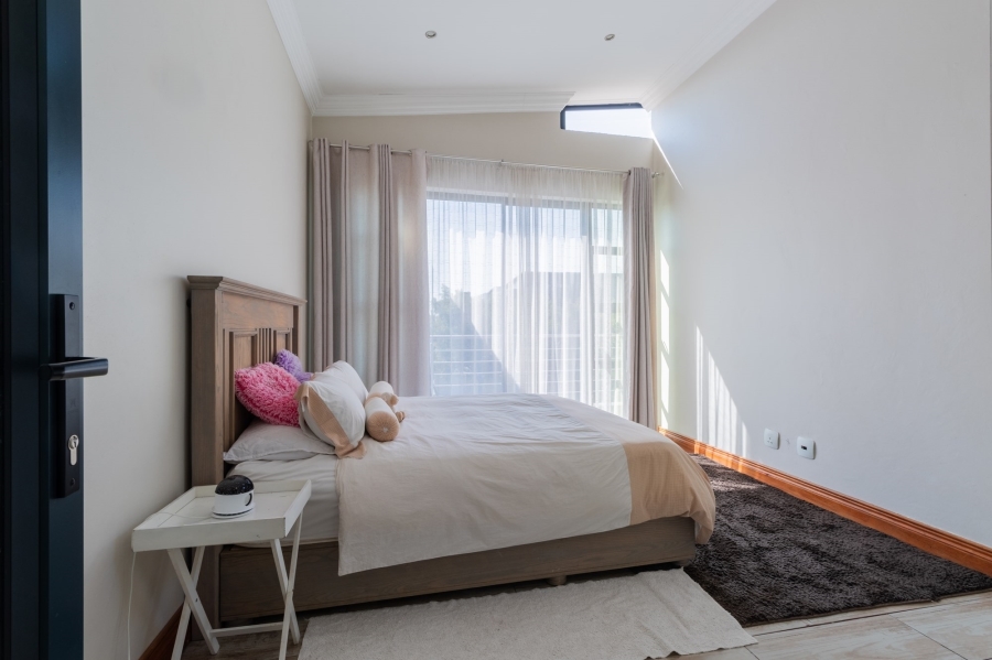 5 Bedroom Property for Sale in Copperleaf Estate Gauteng