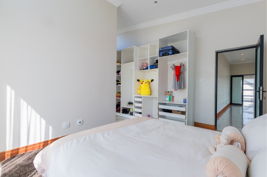 5 Bedroom Property for Sale in Copperleaf Estate Gauteng