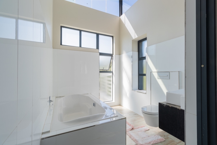 5 Bedroom Property for Sale in Copperleaf Estate Gauteng