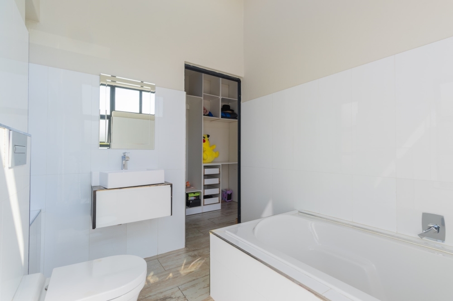 5 Bedroom Property for Sale in Copperleaf Estate Gauteng
