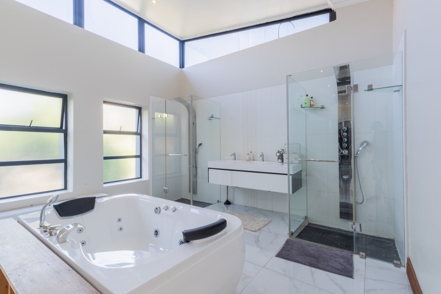 5 Bedroom Property for Sale in Copperleaf Estate Gauteng