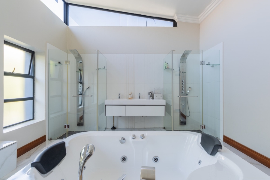 5 Bedroom Property for Sale in Copperleaf Estate Gauteng