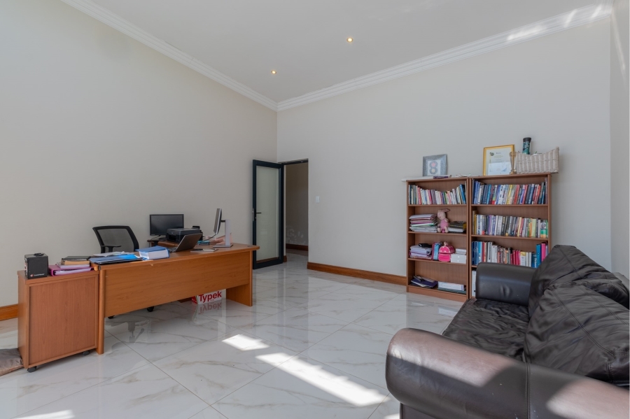 5 Bedroom Property for Sale in Copperleaf Estate Gauteng