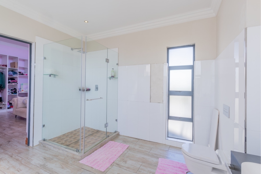5 Bedroom Property for Sale in Copperleaf Estate Gauteng