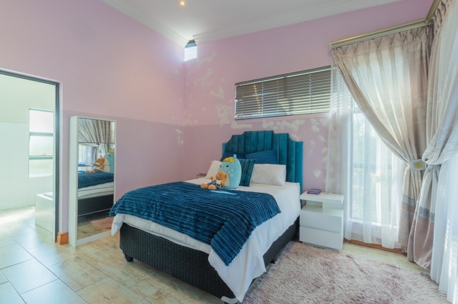 5 Bedroom Property for Sale in Copperleaf Estate Gauteng