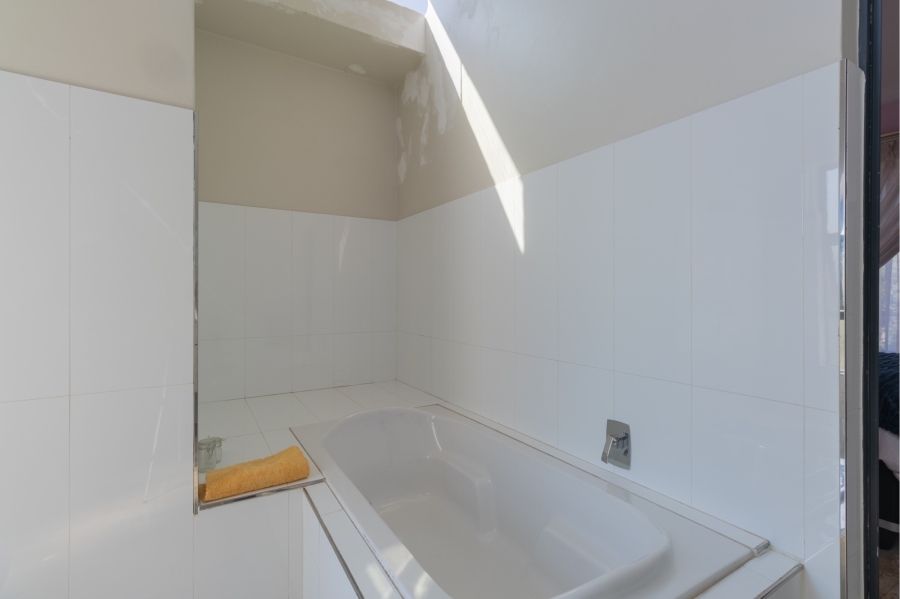 5 Bedroom Property for Sale in Copperleaf Estate Gauteng