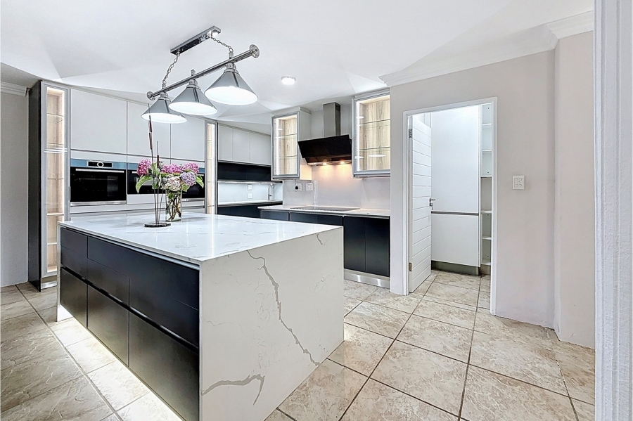 5 Bedroom Property for Sale in Faerie Glen Gauteng