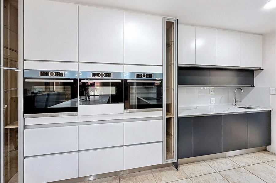5 Bedroom Property for Sale in Faerie Glen Gauteng