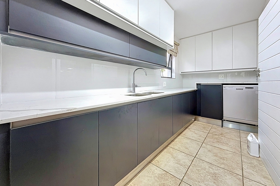 5 Bedroom Property for Sale in Faerie Glen Gauteng