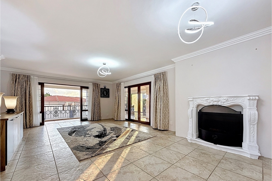 5 Bedroom Property for Sale in Faerie Glen Gauteng