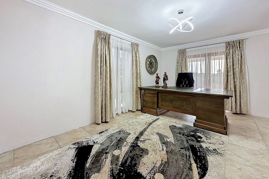 5 Bedroom Property for Sale in Faerie Glen Gauteng
