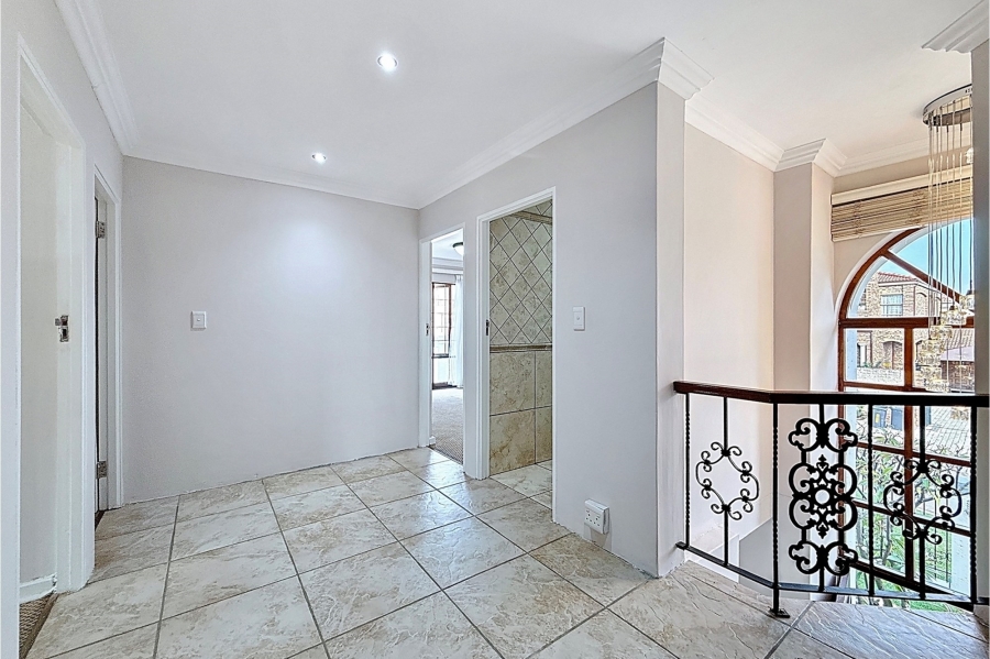 5 Bedroom Property for Sale in Faerie Glen Gauteng