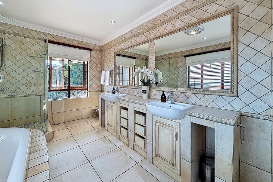 5 Bedroom Property for Sale in Faerie Glen Gauteng