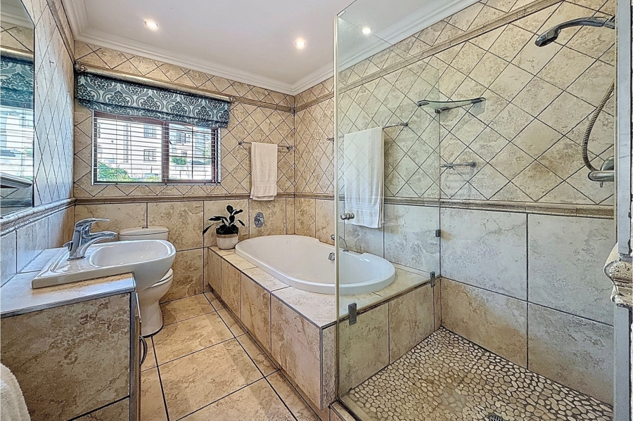 5 Bedroom Property for Sale in Faerie Glen Gauteng
