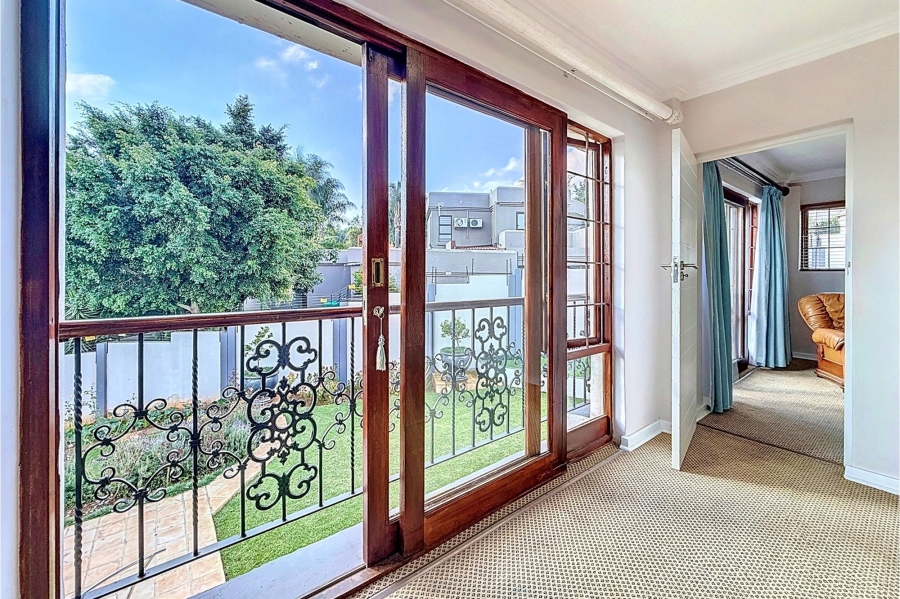 5 Bedroom Property for Sale in Faerie Glen Gauteng