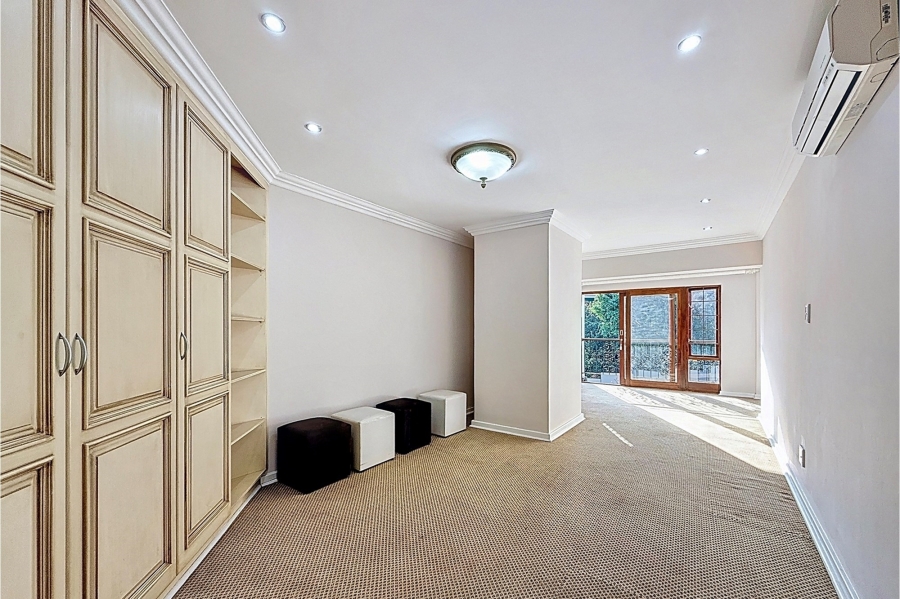 5 Bedroom Property for Sale in Faerie Glen Gauteng
