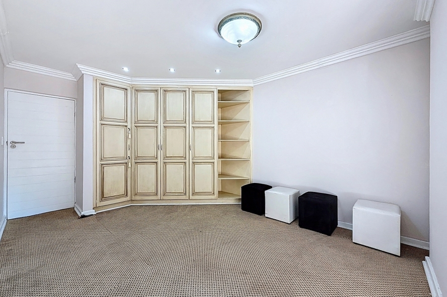 5 Bedroom Property for Sale in Faerie Glen Gauteng