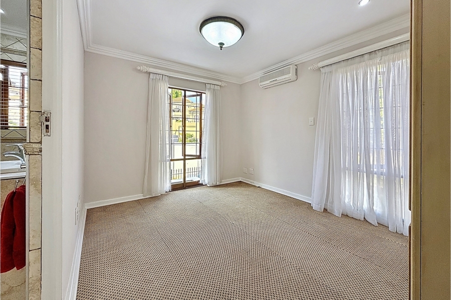 5 Bedroom Property for Sale in Faerie Glen Gauteng