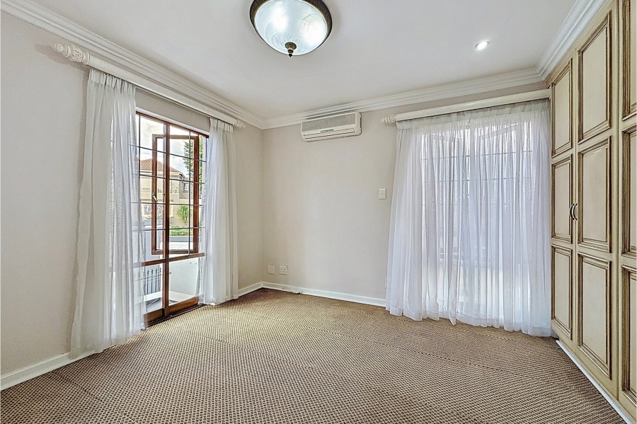 5 Bedroom Property for Sale in Faerie Glen Gauteng