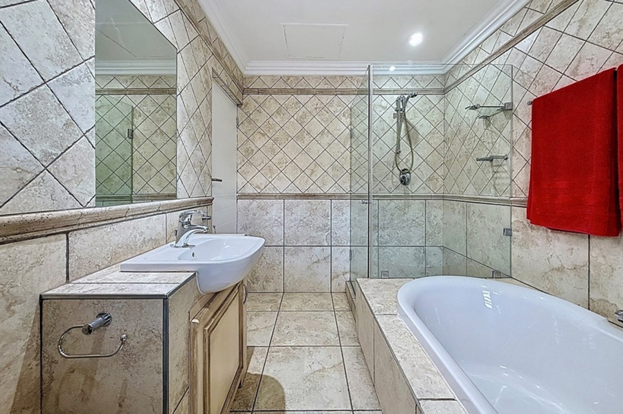 5 Bedroom Property for Sale in Faerie Glen Gauteng