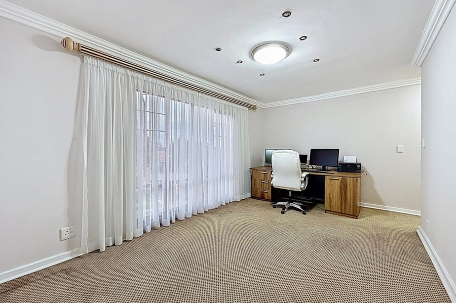 5 Bedroom Property for Sale in Faerie Glen Gauteng