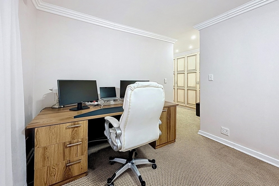5 Bedroom Property for Sale in Faerie Glen Gauteng
