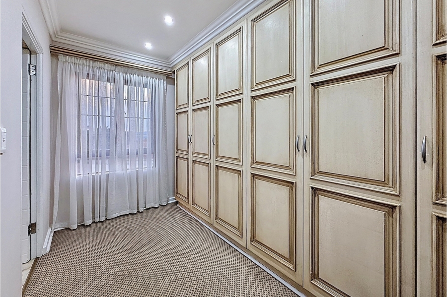 5 Bedroom Property for Sale in Faerie Glen Gauteng
