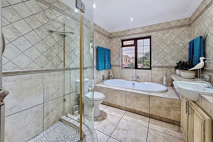 5 Bedroom Property for Sale in Faerie Glen Gauteng