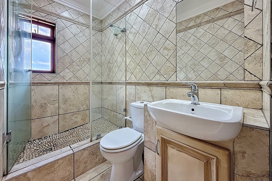 5 Bedroom Property for Sale in Faerie Glen Gauteng
