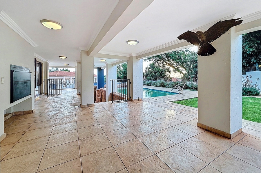 5 Bedroom Property for Sale in Faerie Glen Gauteng