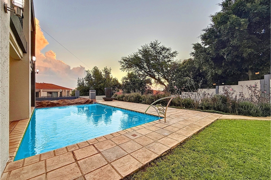 5 Bedroom Property for Sale in Faerie Glen Gauteng