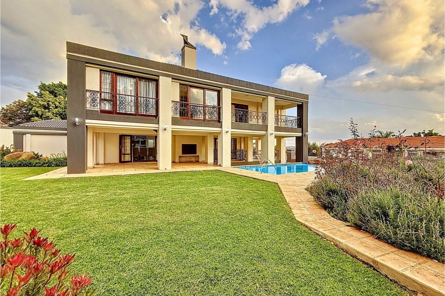 5 Bedroom Property for Sale in Faerie Glen Gauteng