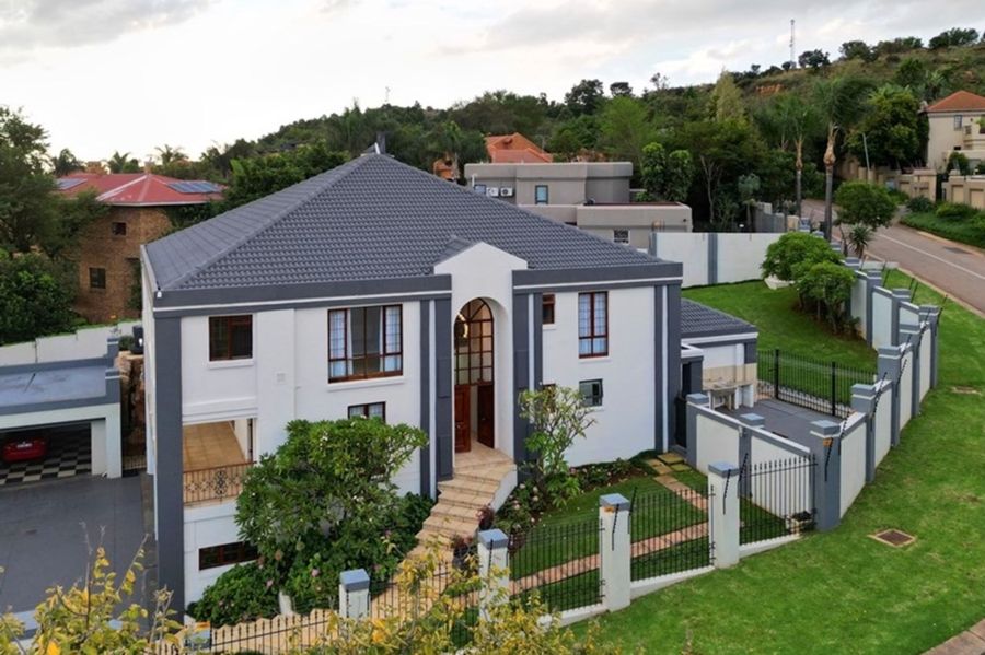 5 Bedroom Property for Sale in Faerie Glen Gauteng