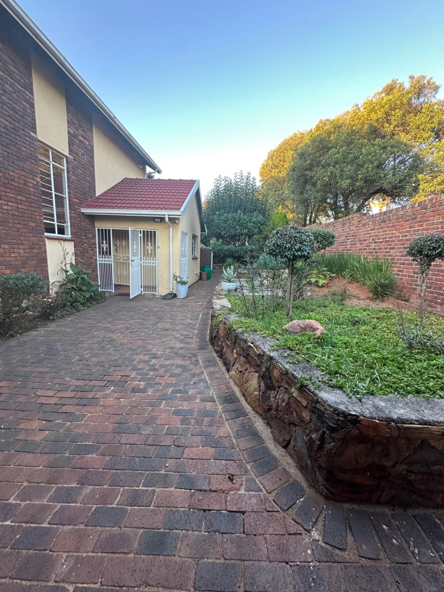 To Let 3 Bedroom Property for Rent in Wilro Park Gauteng