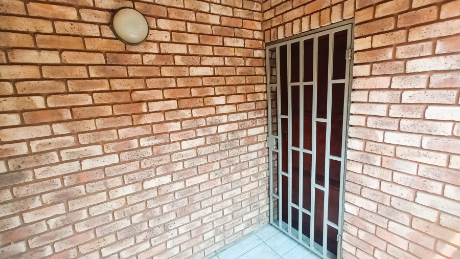 To Let 1 Bedroom Property for Rent in Amberfield Gauteng