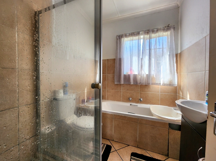 2 Bedroom Property for Sale in Wilgeheuwel Gauteng
