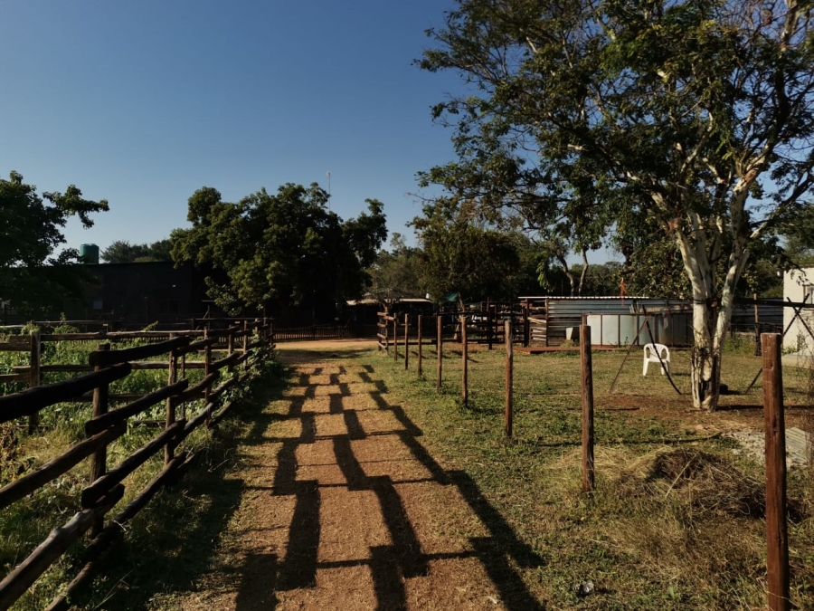 6 Bedroom Property for Sale in Lusthof Gauteng
