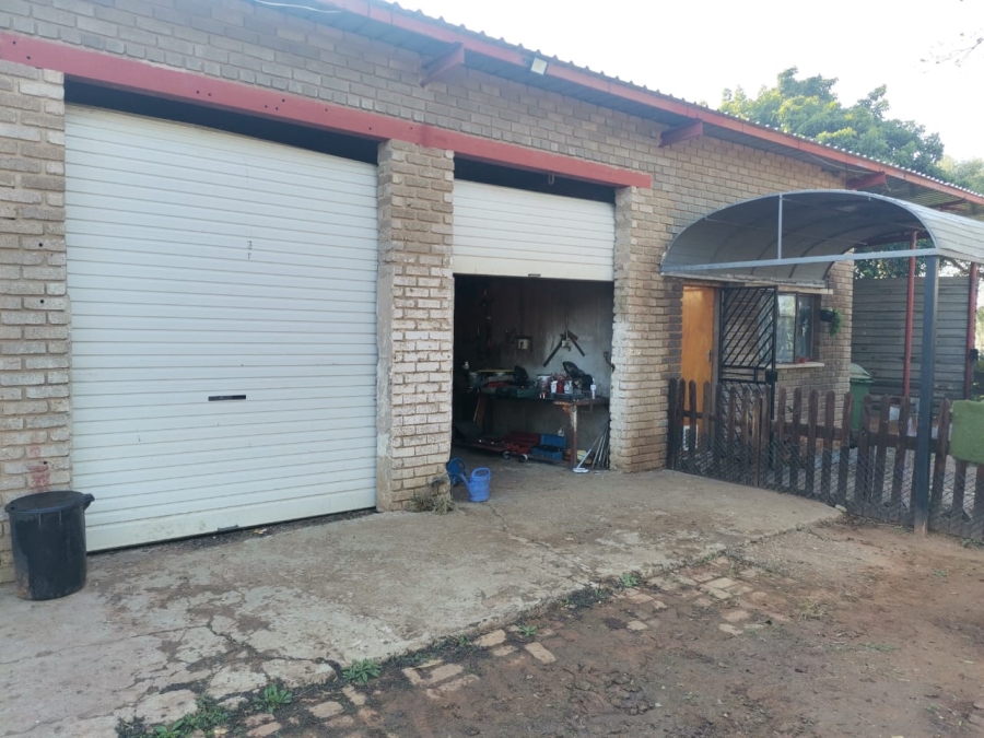 6 Bedroom Property for Sale in Lusthof Gauteng